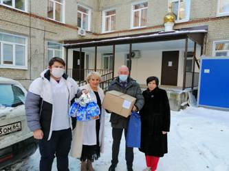Вячеслав Доронин развез подарки для детей сотрудников клинических больниц Заводского района